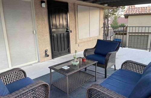Green Valley North Condo | Artsy Mid-Century Modern 2br2ba