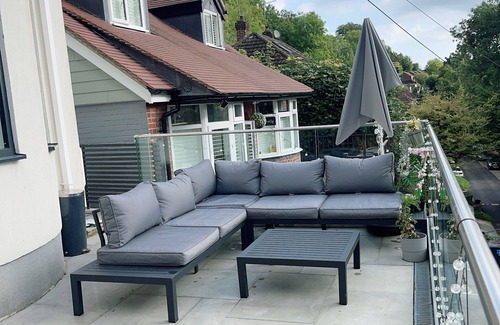 Caterham House | Artsy Retreat - Sleeps 8, Free Parking & Balcony