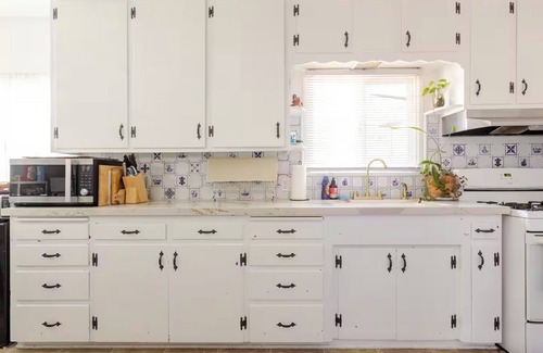 Burbank House | Artsy Retreat w/Cal-King Bed near Park, Shops, Restr, Airport. 30+Day Special