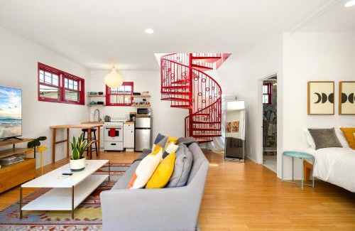 Marina del Rey Apartment | Artsy Venice Beach Canals Studio w/Rooftop & Sauna