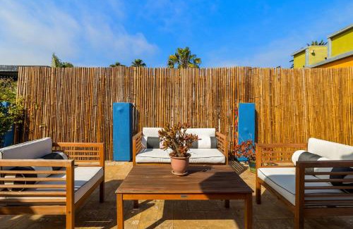 Marina del Rey Apartment | Artsy Venice Beach Canals Studio w/Rooftop & Sauna