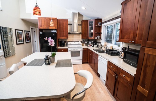 Kingsland House | ArtsyCentral 4King BR Home w/AC, Hot Tub, Fenced yd