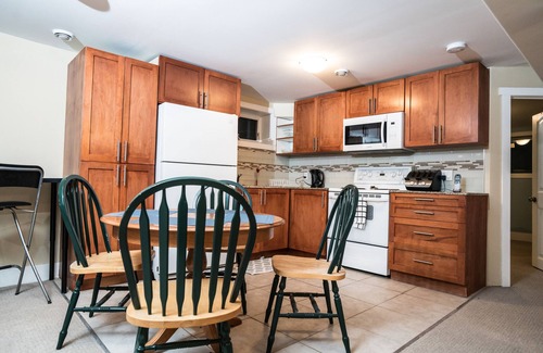 Kingsland House | ArtsyCentral 4King BR Home w/AC, Hot Tub, Fenced yd