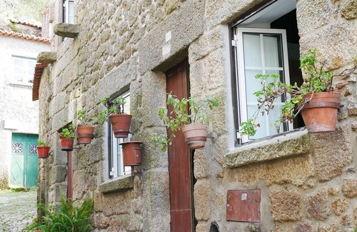 Monsanto Cottage | Artsyshortermrentals Monsanto