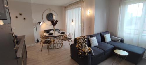 Saint-Priest Apartment | Arty Appart - Clim - Parking box privé - Balcon - Sauna en option