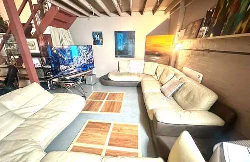 St. George's Apartment | Arty Infused Loft With ac Near Emirates Stadium