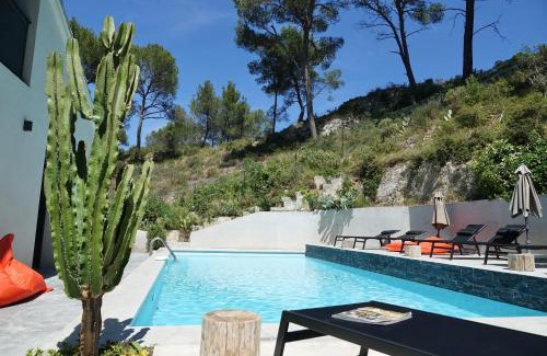 Saint-Etienne-du-Gres Bed & Breakfast | Arty Provence, vue, calme et piscine chauffée dans les Alpilles proche St-Rémy-de-Provence