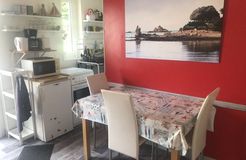 Louannec Condo | Arty, self-contained accomodation on "la cote de granit rose" 800m from the Breton sea