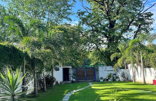 Jhajra Villa | Arubhi Cottage, a green hideaway with pool