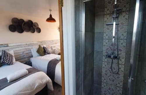 Arundel Bed & Breakfast | Arundel gorgeous en suite twin room with easy parking plus breakfast