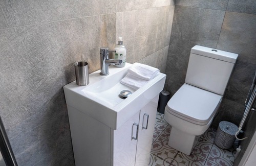 Arundel Bed & Breakfast | Arundel gorgeous en suite twin room with easy parking plus breakfast