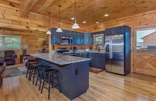 Gatlinburg - Pigeon Forge Resort | As Good As It Gets is a spacious 4 bedroom cabin located in Starr Crest Resort