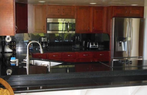 Kilauea House | AS SEEN ON TV- Rated #1 Northshore Rental/Retreat with the "Wow" Factor