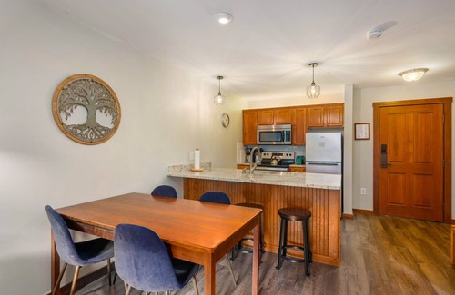 Snowshoe Condo | AS239/Ski-in/Ski-Out Escape w/Hot Tub in Snowshoe