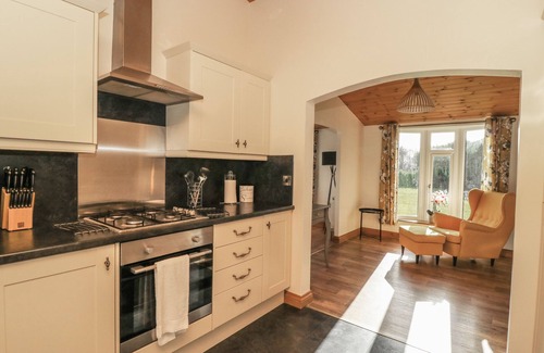 Skirpenbeck Cottage | ASH TREE LODGE, family friendly, with hot tub in Stamford Bridge