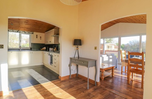 Skirpenbeck Cottage | ASH TREE LODGE, family friendly, with hot tub in Stamford Bridge