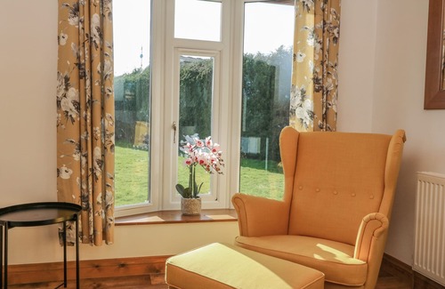 Skirpenbeck Cottage | ASH TREE LODGE, family friendly, with hot tub in Stamford Bridge