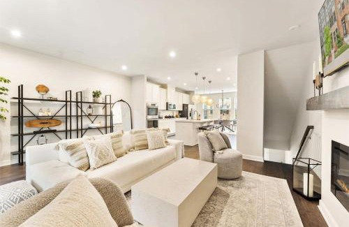 Ashburn House | Ashburn 4-BR Homestay Close to Dulles & METRO