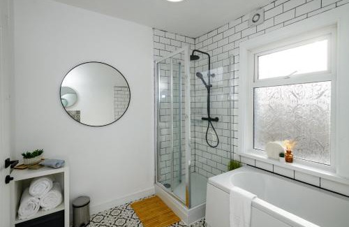 Barry House | Asher Suite - Cozy 2BR Home with Parking & WIFI