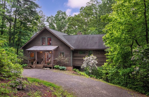 Arden House | Asheville - Blue Ridge Parkway Home, with hottub & grill.
