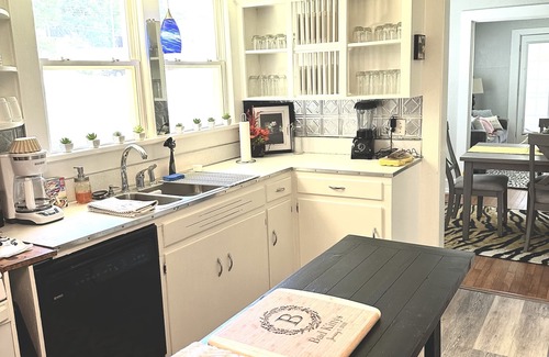 Woodfin Cottage | Asheville Convenience Cottage Charm - #Badkittycottage