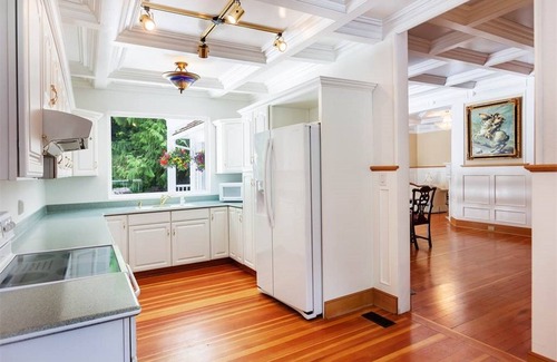 Ashford House | Ashford Mansion. NO CLEANING FEE. W/HOT TUB