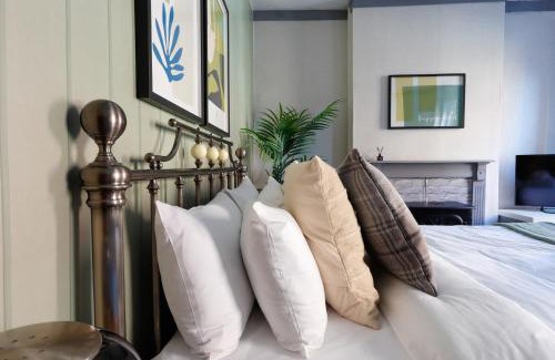 Barry Apartment | Ashley Suite - Cozy 1BR Maisonette with Parking & WIFI