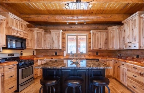 Ashton House | Ashton Bear-a-dise. Spacious retreat close to fishing, hiking, National Parks