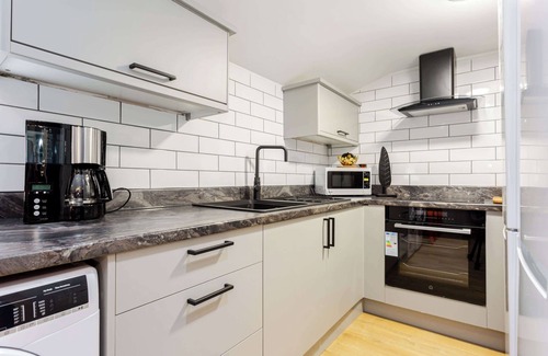 Ashton-under-Lyne House | Ashton Luxury Getaway Sleeps 14 with Free Parking