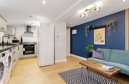 Ashton-under-Lyne House | Ashton Luxury Getaway Sleeps 14 with Free Parking