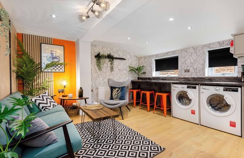 Ashton-under-Lyne House | Ashton Luxury Getaway Sleeps 14 with Free Parking