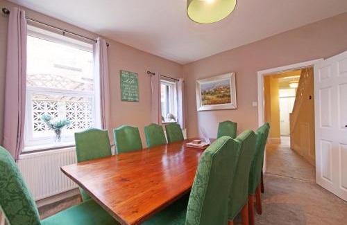 Scarborough House | Ashville Grange Sleeps 10 Large Beautiful House