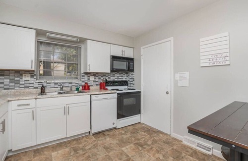 West Chester House | Ashwood Arbor 6 bedrooms 3 bath sleeps 13