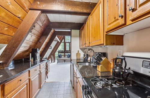 Moscow House | Ashwood Chalet: 3 br, pool table, fireplace, deck & balcony, in Stowe Hollow