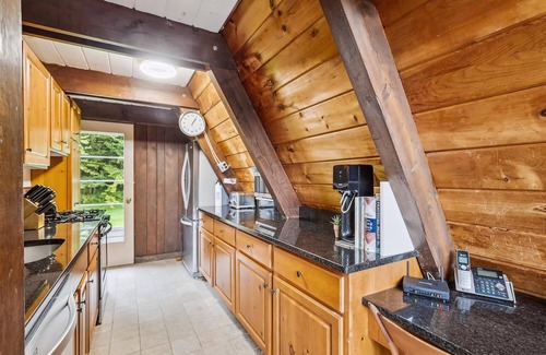 Moscow House | Ashwood Chalet: 3 br, pool table, fireplace, deck & balcony, in Stowe Hollow