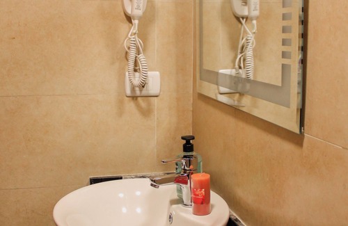Oula Bed & Breakfast | Asia Pyramids View