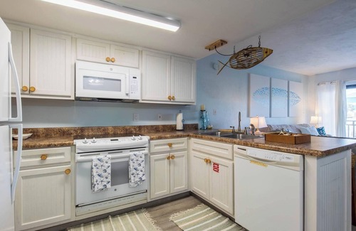 East End Condo | Ask about our monthly discounts! 1 Min Walk Beach! Pool within Steps!