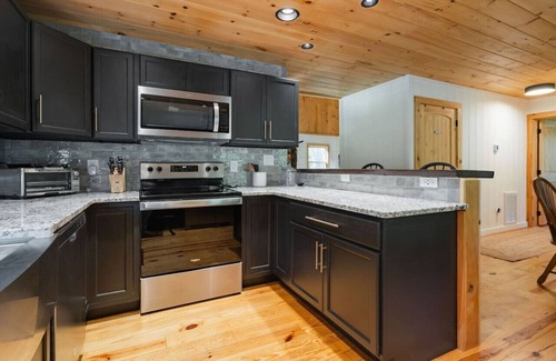 Cherry Log Apartment | Aska Creekside Cabin | Modern Interior w/Fireplace