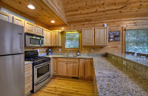 Blue Ridge Cabin | Askaway Retreat: Hot Tub I Close to Downtown I Dog Friendly