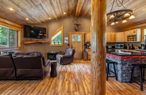 Packwood Cabin | Aspen Cabin | Log Home | Hot Tub