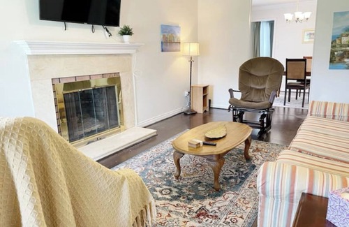 Decatur House | Aspen House—Cozy & Central Townhouse