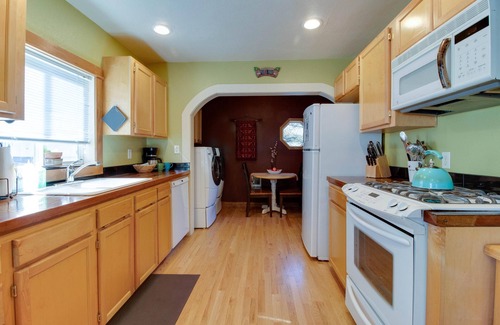 Old Bend Cottage | Aspen House- Sweet, Modern Downtown Cottage, 100+mbps Wifi, A/C, Walk Everywhere