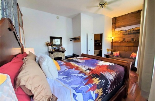 Creede Hotel | Aspen Inn - Fall Suite (California King)