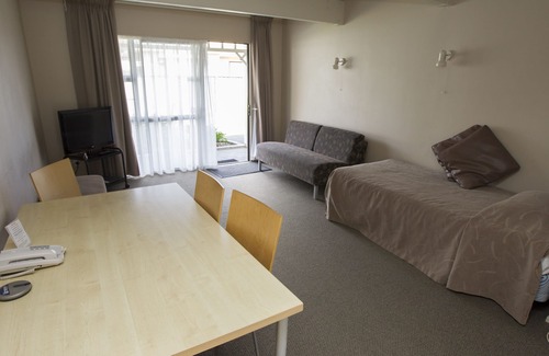 Hamilton East Hotel | Aspen Manor Motel