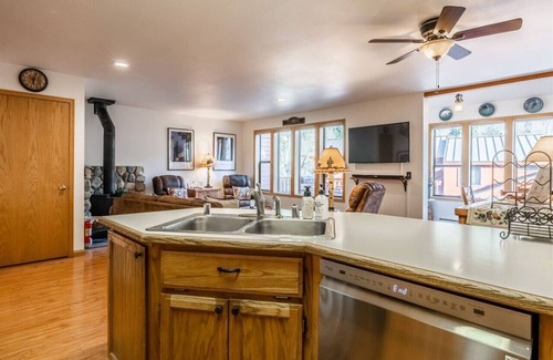 June Lake Condo | Aspen Meadows #2 Sun-Filled, 3 bedroom condo