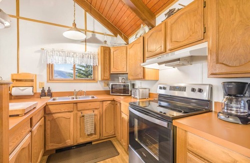 Island Park Cabin | *Aspen Pointe*Waterfront Cabin on Henry's Lake