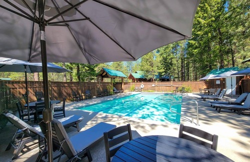 Mazama House | Aspen - queen bedroom w/deck at The Inn At Mazama