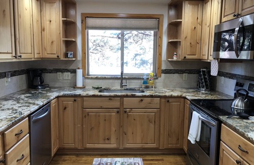 Ponderosa Pines Cabin | Aspen Retreat: Indoor Hottub