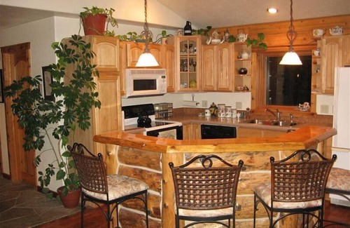 Alma House | Aspen View - Beautiful Log Home with National forest and your own babbling brook