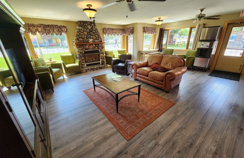 Waterton Park Hotel | Aspen Village Inn